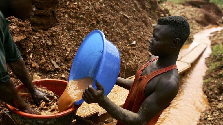 congoleños trabajando en las minas irregulares de los grupos en conflicto en la Republica Democrática del Congo que sirven para financiarse y a los que ahora el Parlamento Europeo trata de poner fin con una nueva legislación 