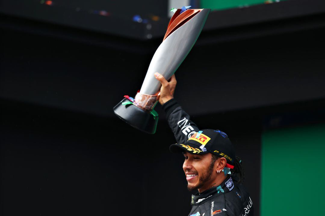 Lewis Hamilton celebra su victoria en el GP de Turquía.