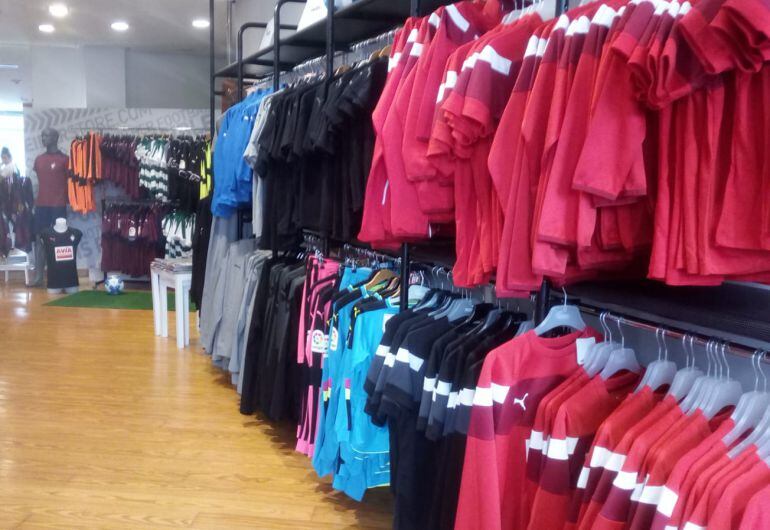 El 'outlet' de la Sociedad Deportiva Eibar se sitúa en el número 10 de la calle Toribio Etxebarria