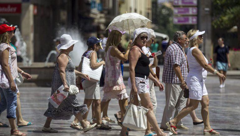 Turistas paseando por el centro de la ciudad de Valencia