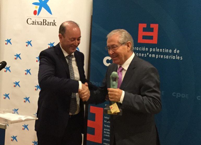 Heliodoro Calvo recoge el Premio "Trayectoria Profesional" de manos del Presidente de la CPOE José Ignacio Carrasco