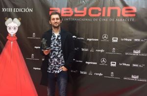 Raúl Arévalo recoge el premio por su primera película como director