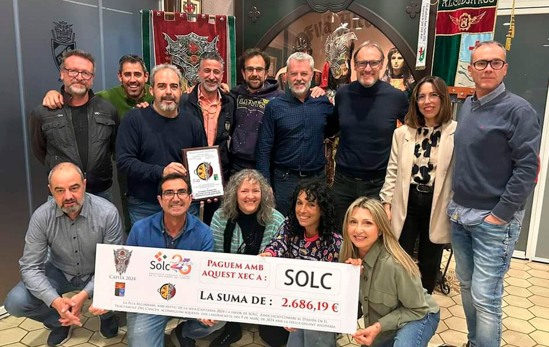Representants dels Alcodianos i de Solc amb el xec de la quantitat recaptada