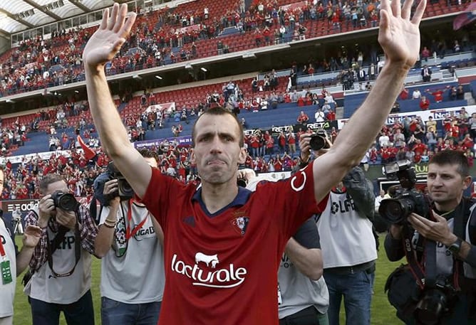 El veterano jugador de Osasuna se ha despedido de su equipo en el encuentro que ha supuesto el descenso de los rojillos a la categoría de plata.