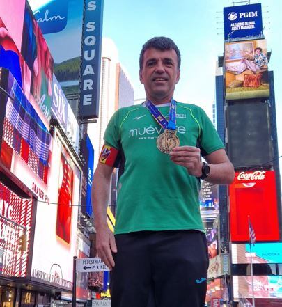 David Burillo con la camiseta de Zoiti y el brazalete del Huesca