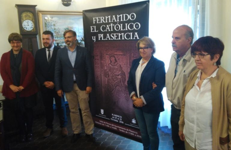 Las archiveras municipales y diocesana (extremos) junto al presidente del CIT (2º por la izquierda) y representantes municipales durante la presentación de la semana dedicada a Fernando el Católico