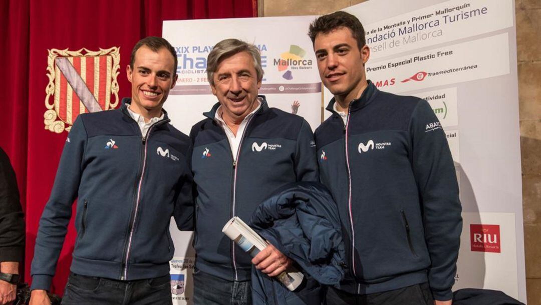 El director del equipo ciclista profesional Movistar Team, Eusebio Unzué (c), junto a los ciclistas mallorquines del equipo Movistar Team, Enric Mas (i) y Albert Torres (der), asisten este lunes a la presentación de la XXIX edición de la Playa de Palma Challenge Ciclista Mallorca en el Consolat de la Mar, sede del Govern Balear