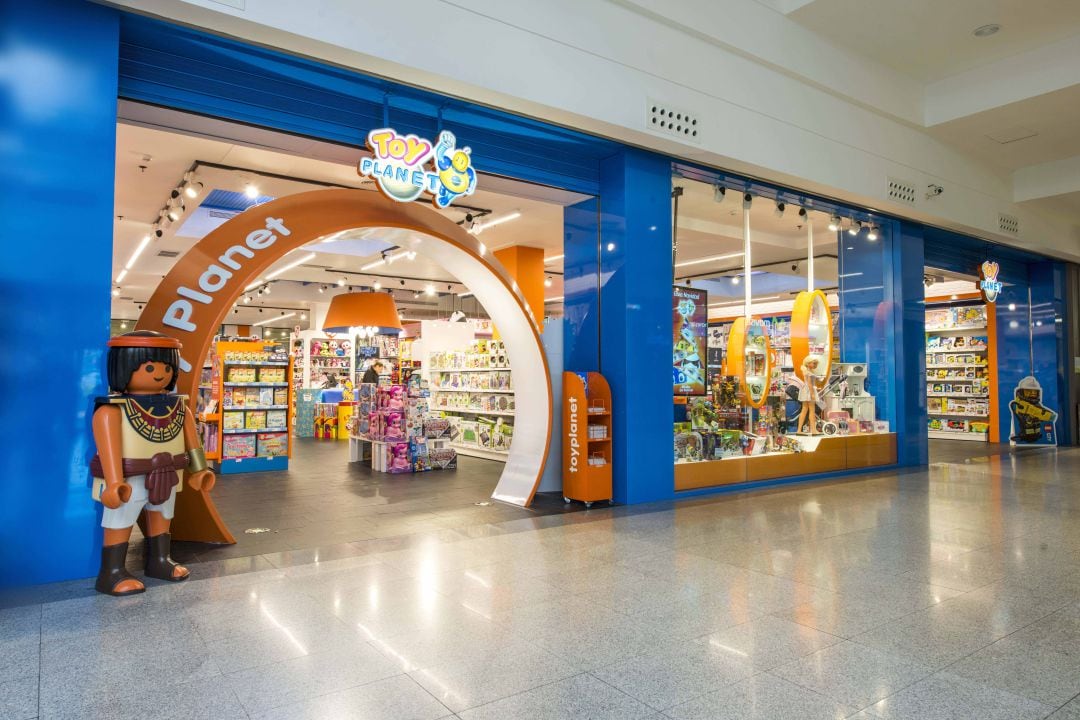 Fachada de la nueva jugueteria de Toy Planet en el centro comercial Luz de Castilla en Segovia