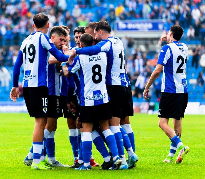 Los Jugadores del Hércules celebran un gol en el RIco Pérez