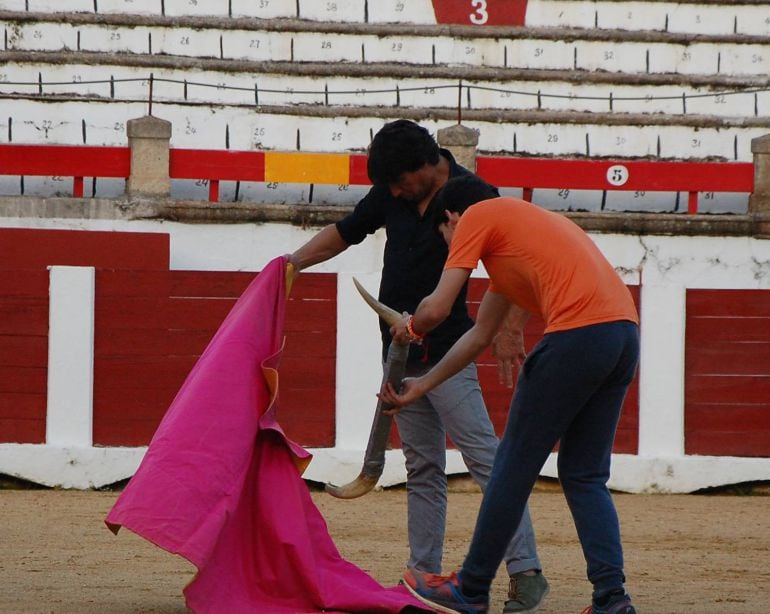 El diestro Manolo Bejarano dirige una clase de su Escuela Taurina en la plaza de Toros de Cáceres