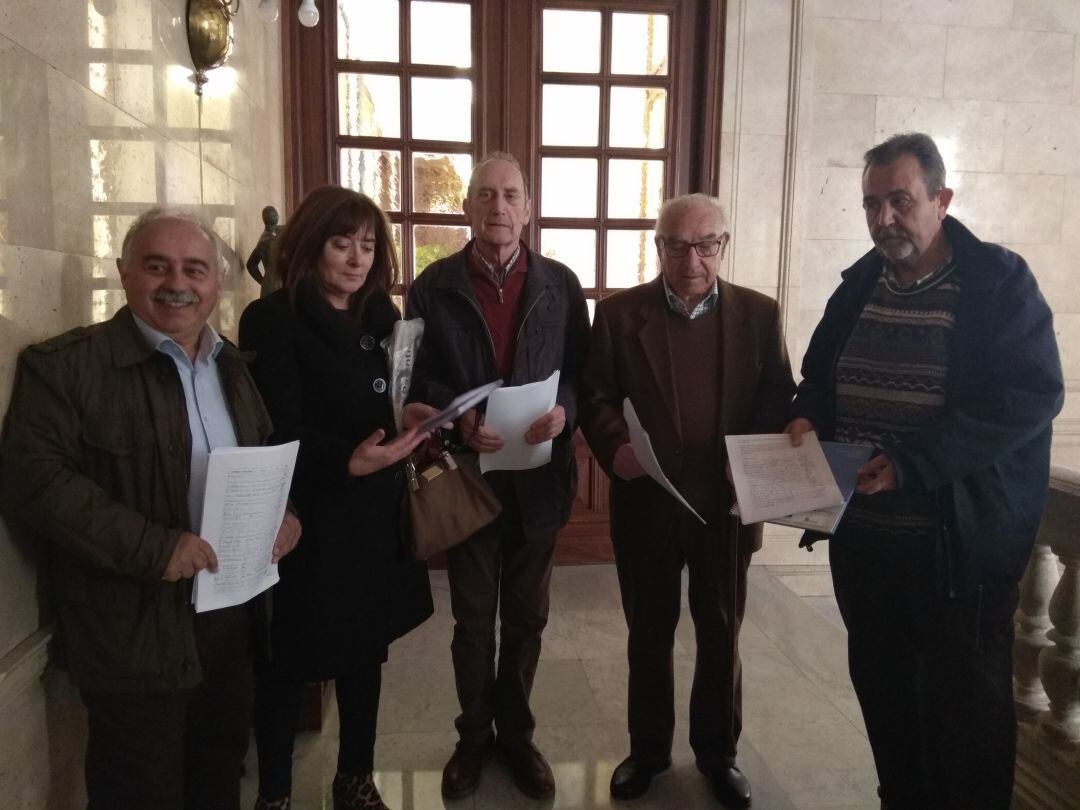 Vecinos del barrio del Carmen, entre ellos el párroco, antes de ser recibidos por el alcalde