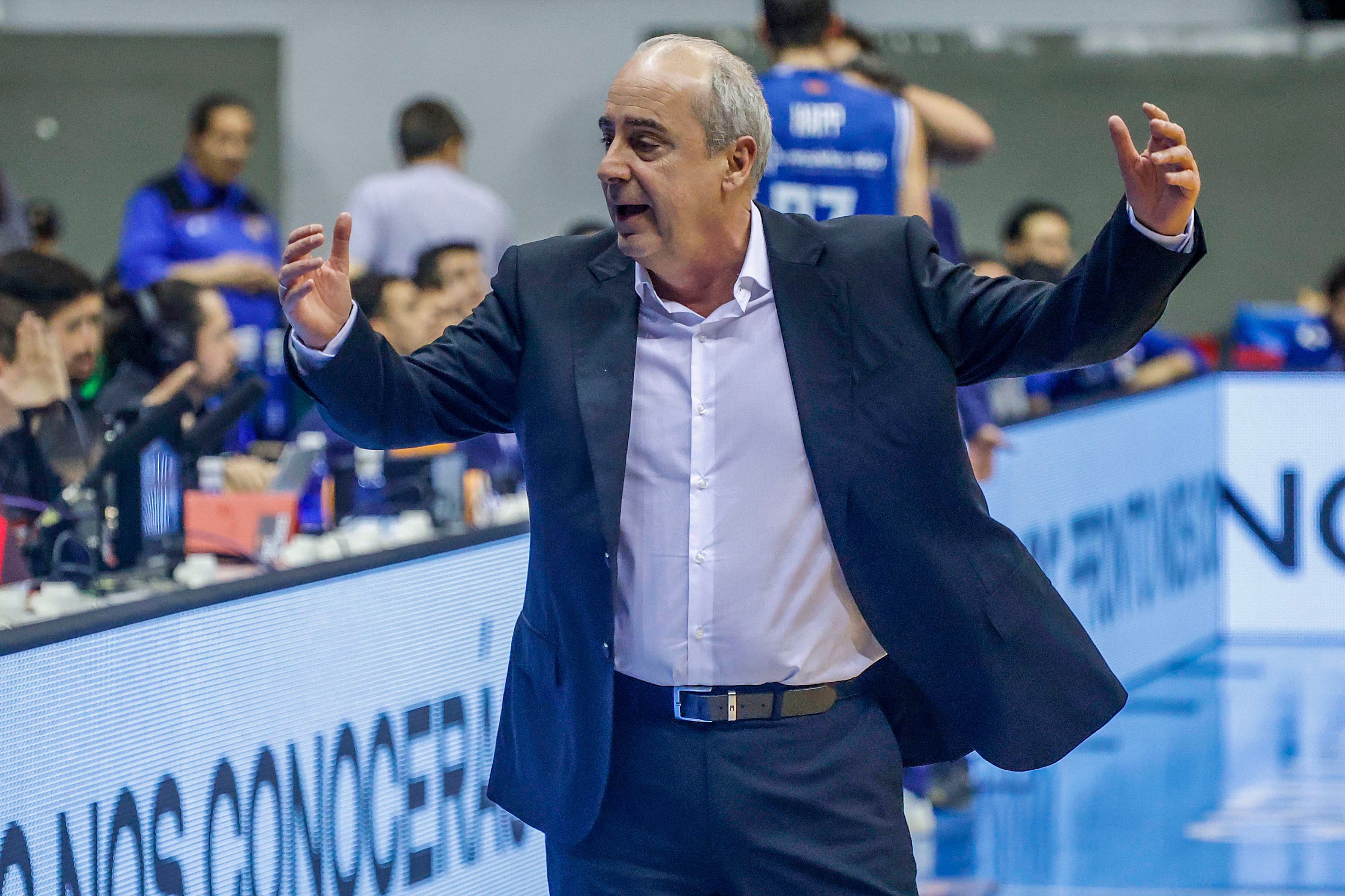 BURGOS, 07/02/2026.- El entrenador de La Laguna, Txus Vidorreta, durante el partido de la Liga Endesa de baloncesto que San Pablo Burgos y La Laguna Tenerife disputan este sábado en el Coliseum Burgos. EFE/Santi Otero