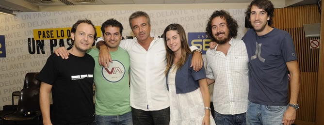 Carles Francino con La Oreja de Van Gogh, que han visitado este miércoles los estudios del Hoy por Hoy.