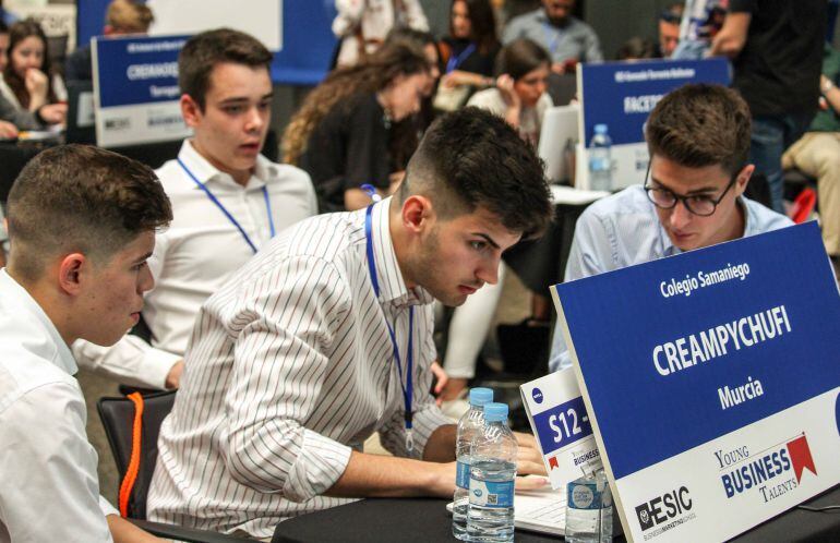 Los jóvenes cántabros prefieren trabajar en empresas privadas que ser emprendedores