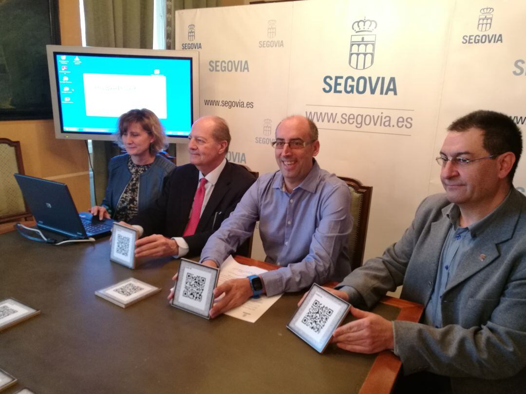 Los miembros del Instituto Geológico Minero junto al conecejal de Medio Ambiente Ángel Berbel en la presentación de la nueva guía