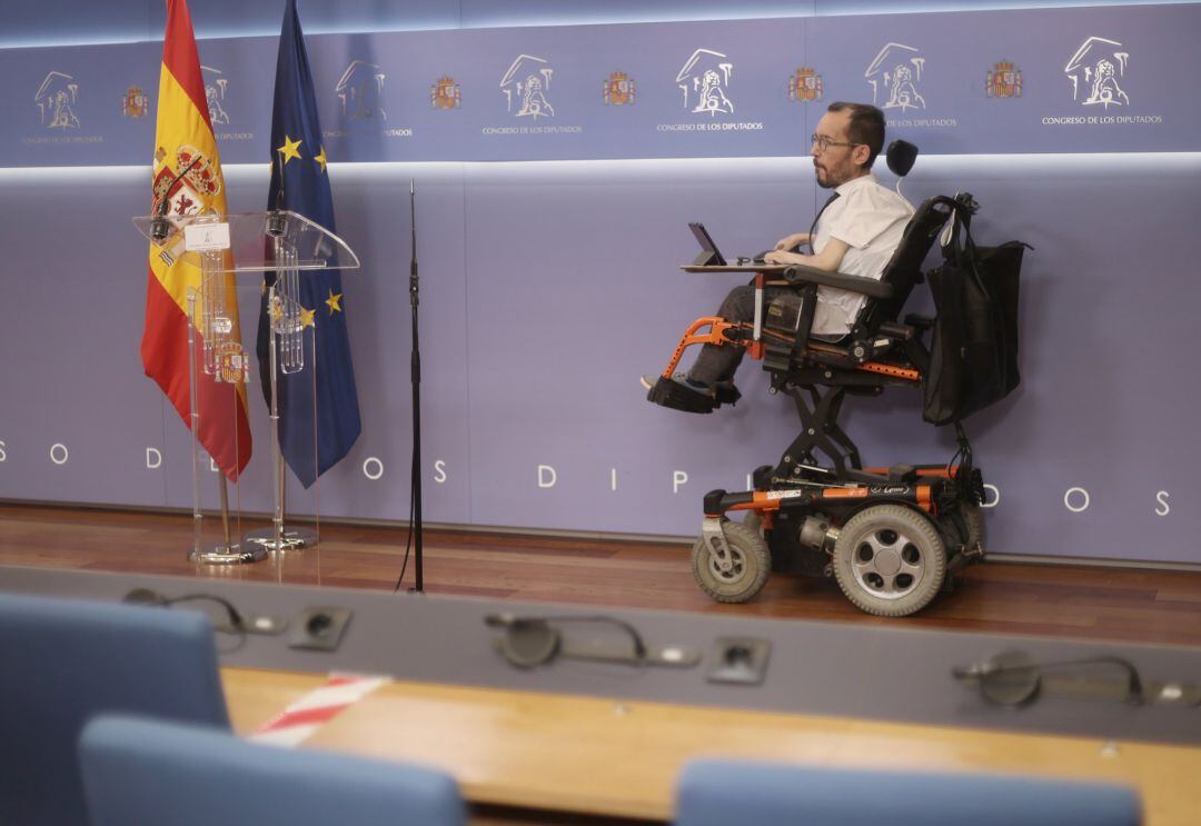 El portavoz de Unidas Podemos en el Congreso, Pablo Echenique interviene en una rueda de prensa anterior a una Junta de Portavoces, a 18 de mayo de 2021, en el Congreso de los Diputados