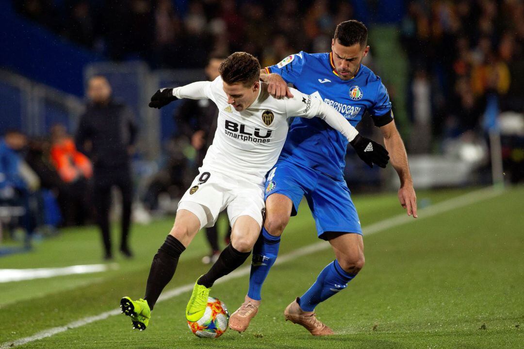 GRAF3169. GETAFE (MADRID), El delantero francés del Valencia CF Kevin Gameiro (i) lucha con Bruno González, del Getafe CF, durante el partido de ida de cuartos de final de la Copa del Rey que se disputa esta noche en el Coliseo Alfonso Pérez de Getafe. EFE, Rodrigo Jiménez