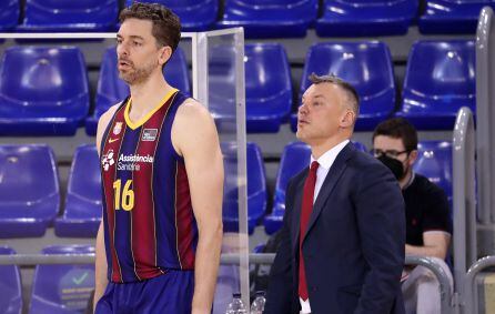 Pau Gasol con Sarunas Jasikevicius