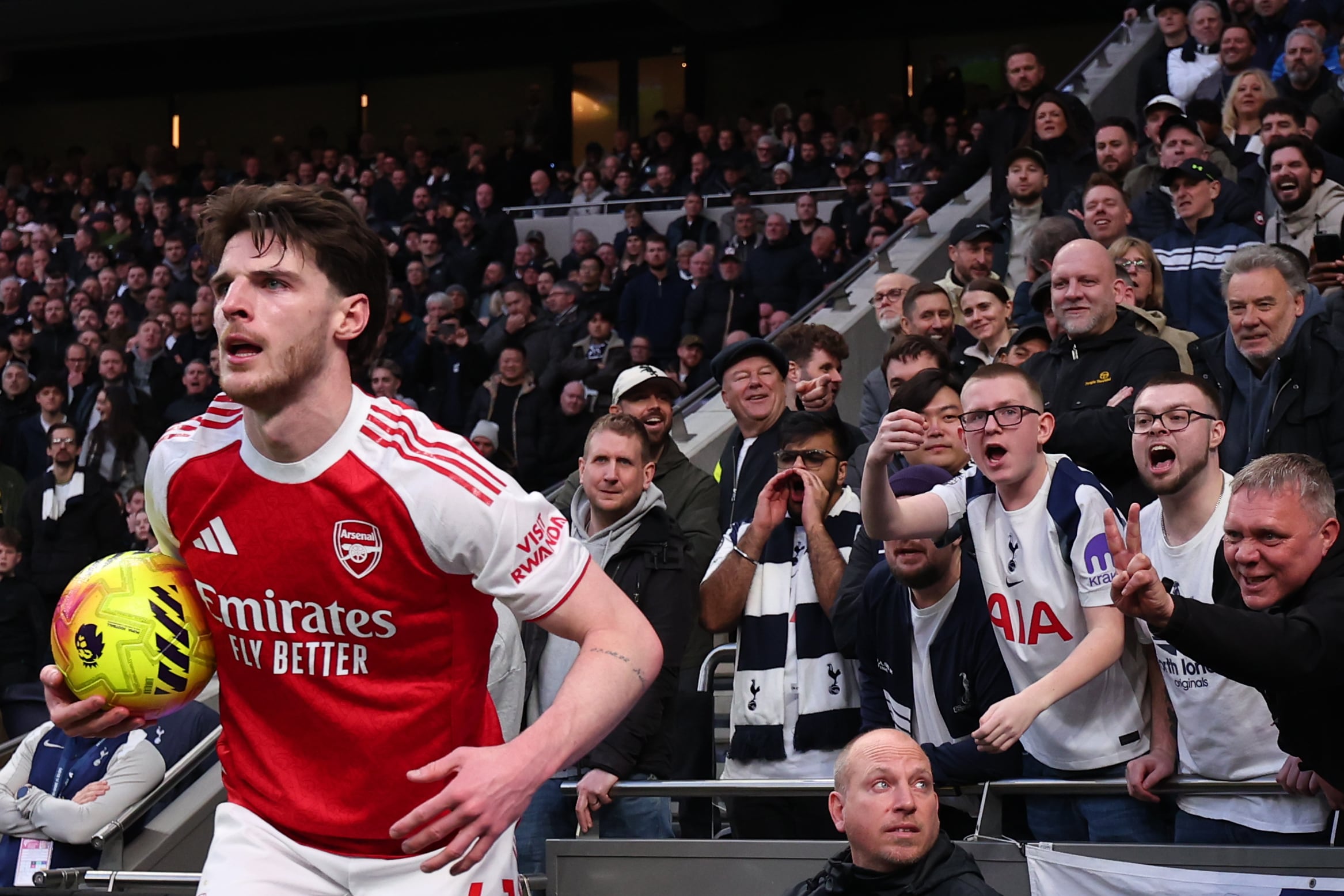 Varios fans del Tottenham Hotspur gritan a Declan Rice