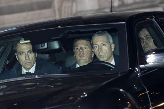 El primer ministro de Italia, Matteo Renzi (c) a su llegada al palacio del Quirinale, sede de la jefatura del Estado