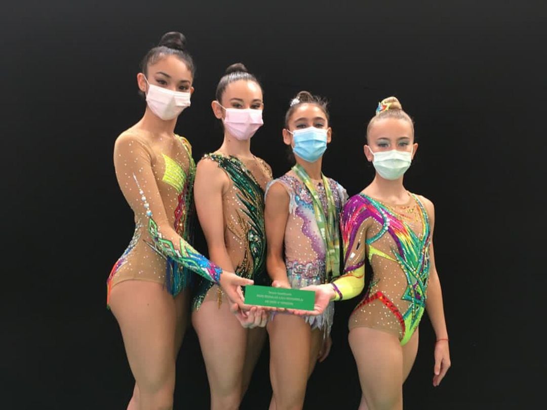 Daniel Picó con las dos medallas junto a sus compañeras,