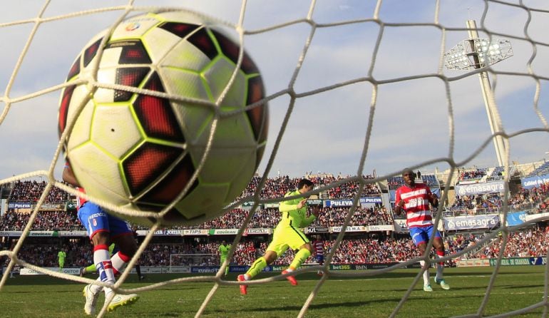 Barcelona&#039;s Luis Suarez (C) celebrates after scoring a goal against Granada during their Spanish first division soccer match at Nuevo Los Carmenes stadium in Granada February 28, 2015. REUTERS/Marcelo del Pozo (SPAIN - Tags: SPORT SOCCER)