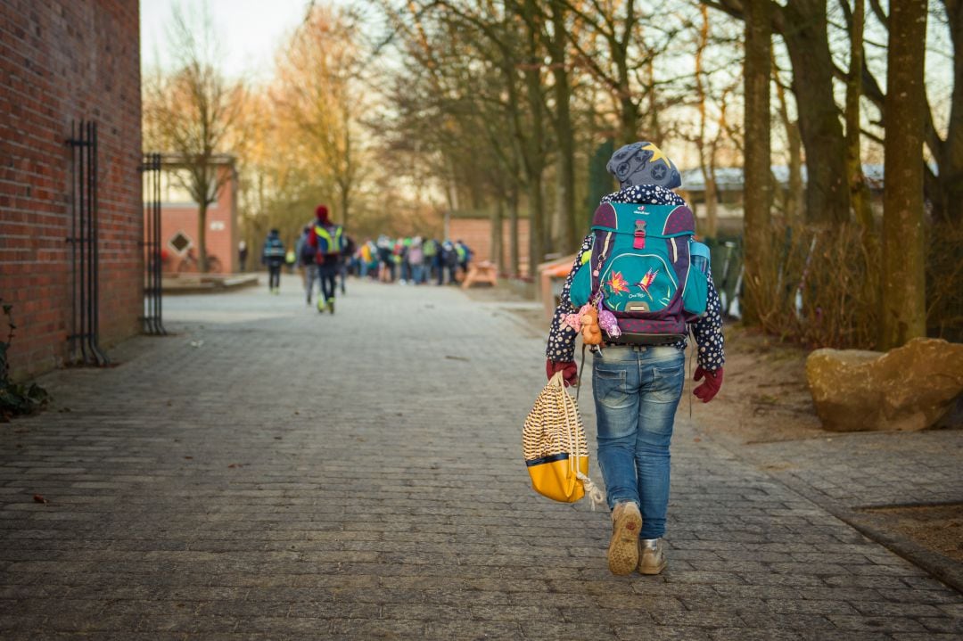 Un niño, camino al colegio. 