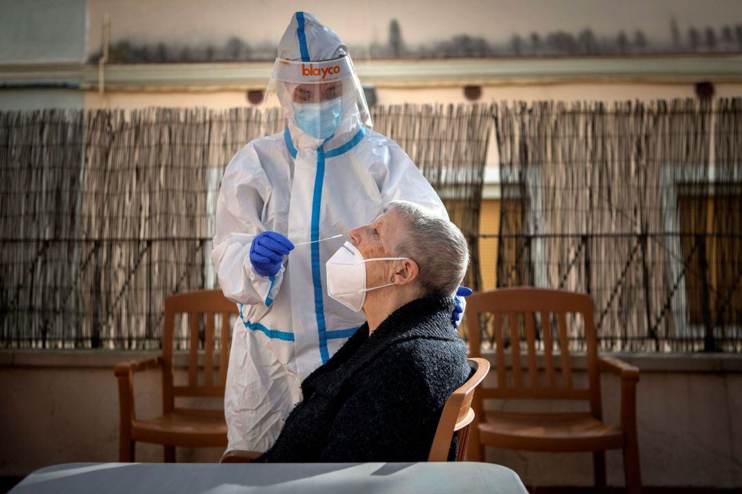 Una profesional sanitaria realiza un test PCR a una residente de una residencia