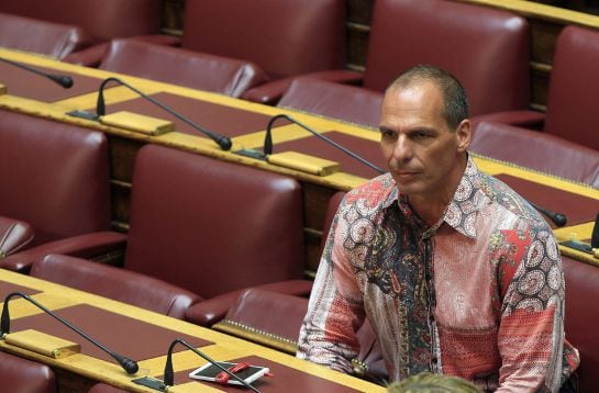 Yanis Varufakis antes del inicio de la sesión parlamentaria