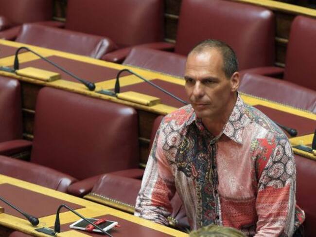 Yanis Varufakis antes del inicio de la sesión parlamentaria