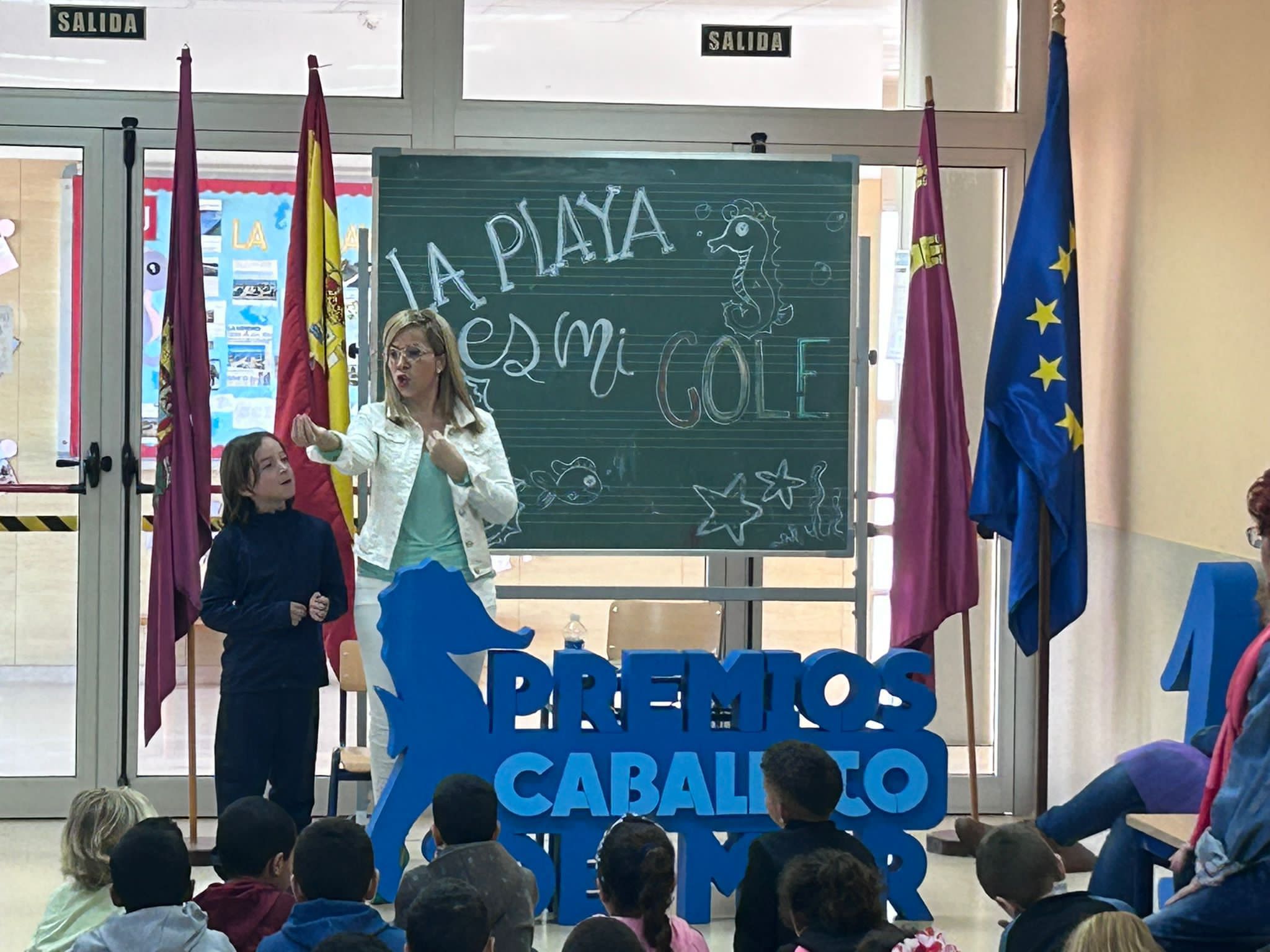 Representantes femeninas de la sociedad cartagenera se acercan a los alumnos del CEIP Félix Rodríguez de la Fuente