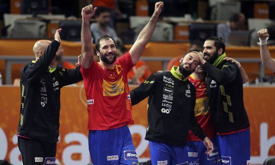 Los jugadores de España celebran la victoria ante Túnez.