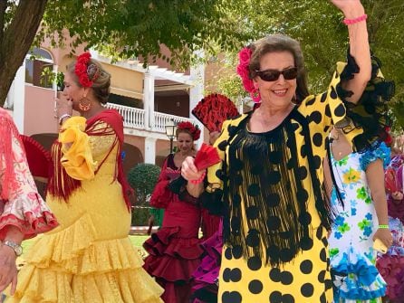 Disfrutando de la feria la Asociación de Mujeres del Casino de Utrera