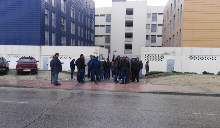 Miembros de la PAH se han concentrado toda la mañana frente al edificio