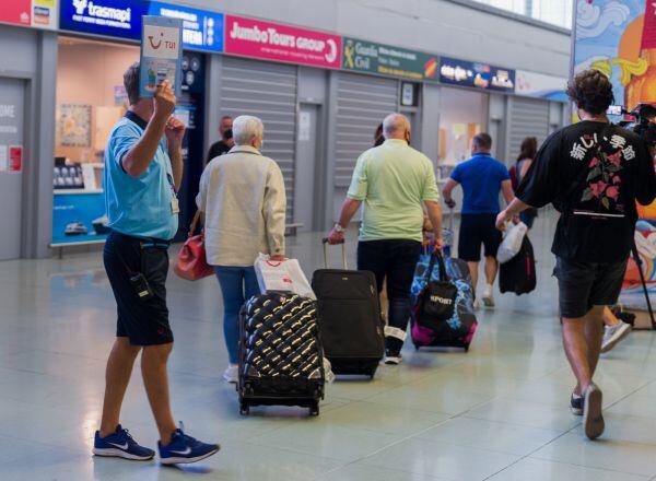 Imagen de archivo turistas aeropuerto de Ibiza. Germán Lama / Europa Press