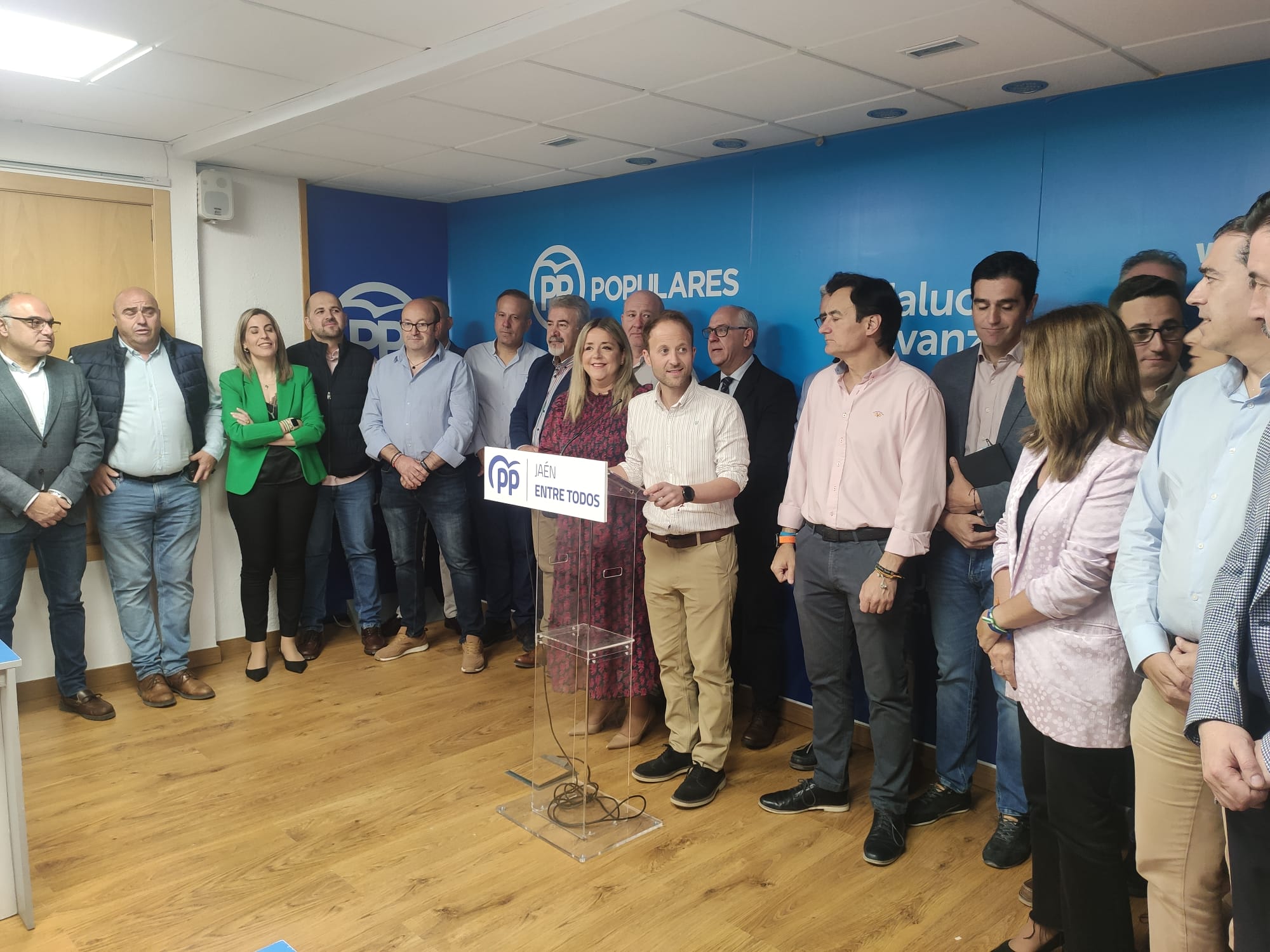 El presidente del PP de Jaén, Erik Domínguez, arropado por dirigentes del partido en una rueda de prensa