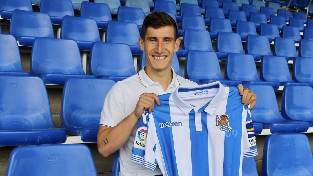 Aihen Muñoz, feliz con la camiseta de la Real Sociedad