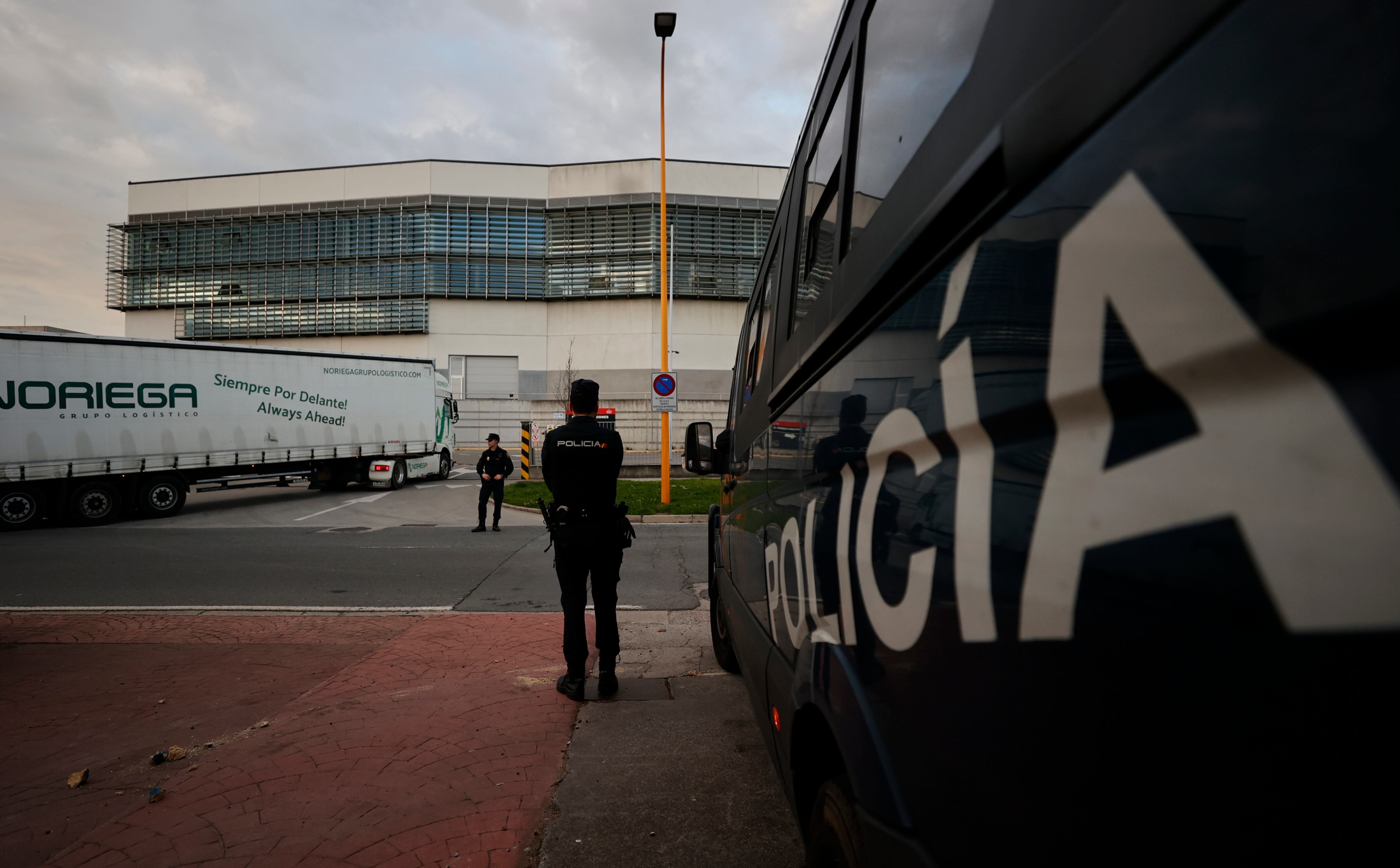 Un convoy de camiones cargados con materias primas escoltado por agentes de la Guardia Civil y el Cuerpo Nacional de Policía