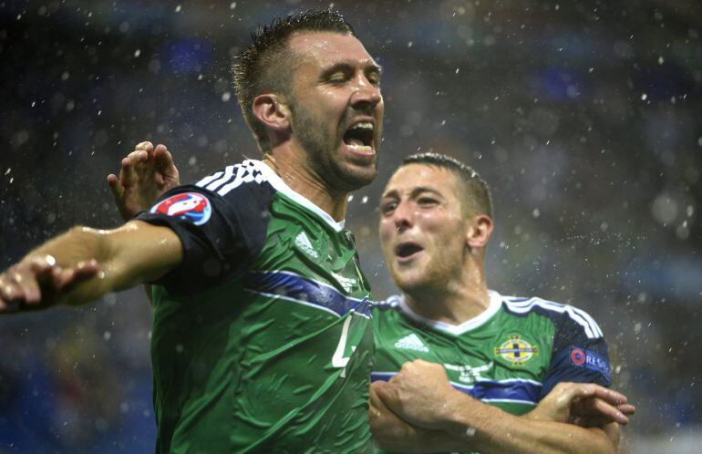 Gareth McAuley celebra el gol ante Ucrania 