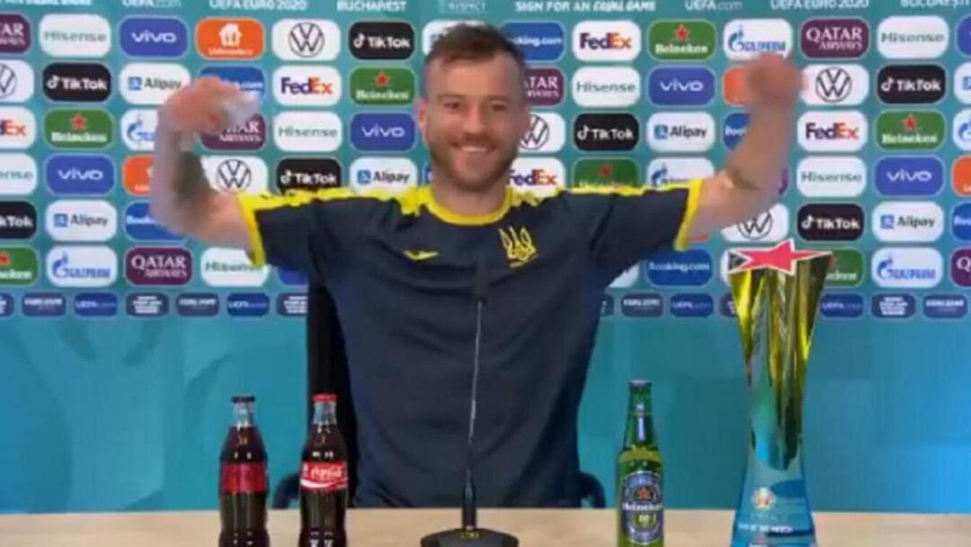 Yarmolenko en rueda de prensa