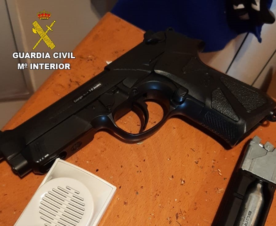 Pistola intervenida durante la intervención de la Guardia Civil