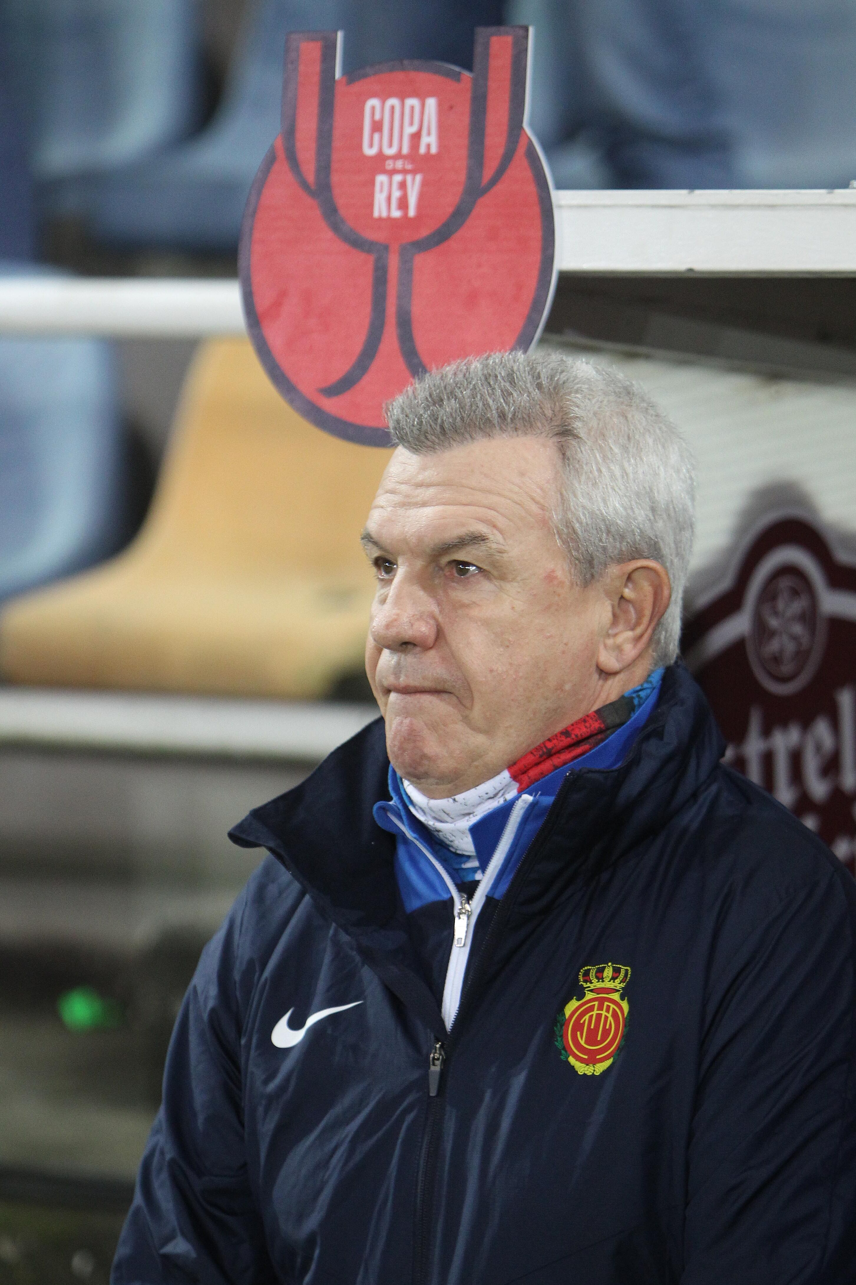 PONTEVEDRA, 04/01/2022.- El entrenador del Mallorca, Javier Aguirre, durante el encuentro de dieciseisavos de final de la Copa del Rey entre el Pontevedra y el Mallorca, este miércoles en el estadio Pasarón de Pontevedra. EFE / Salvador Sas