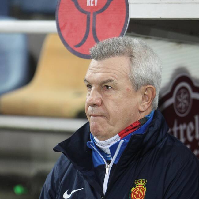 PONTEVEDRA, 04/01/2022.- El entrenador del Mallorca, Javier Aguirre, durante el encuentro de dieciseisavos de final de la Copa del Rey entre el Pontevedra y el Mallorca, este miércoles en el estadio Pasarón de Pontevedra. EFE / Salvador Sas