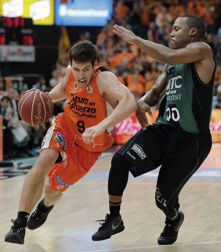 GRA123 VALENCIA (Comunidad Valenciana), 18/10/2015.- Los bases del Valencia Basket, Sam Van Rosson,iz., y del Joventud, Demond Mallet, d., durante el partido correspondiente a la segunda jornada Liga Endesa, jugado en el pabellón de la Fuente de San Luis de Valencia. EFE/ Juan Carlos Cárdenas