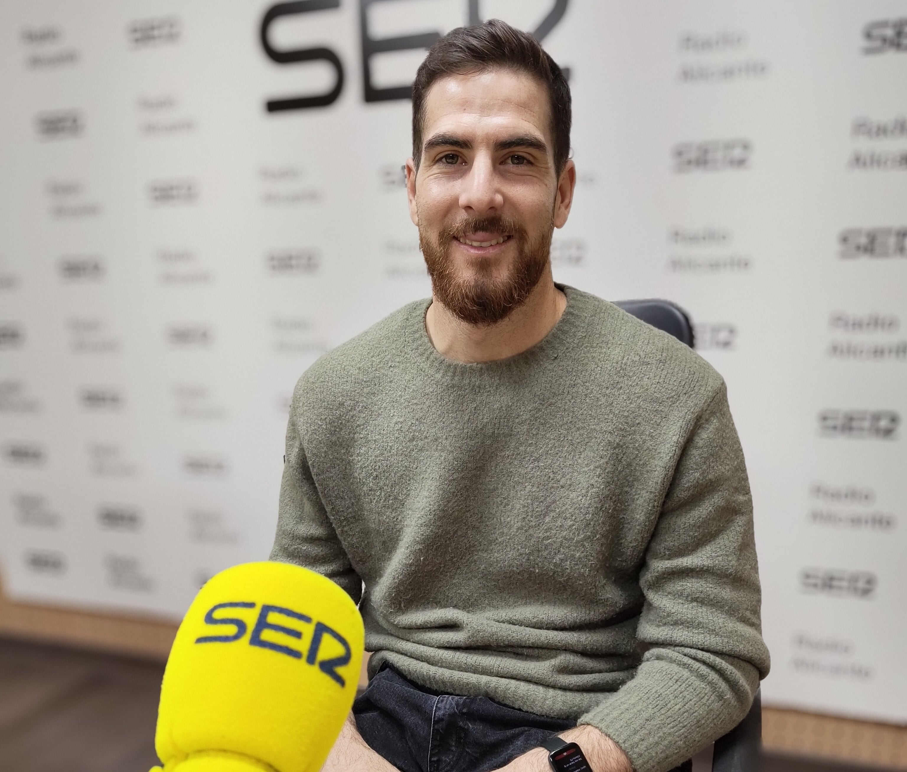 Carlos Abad, portero del Hércules, en los estudios de Radio Alicante