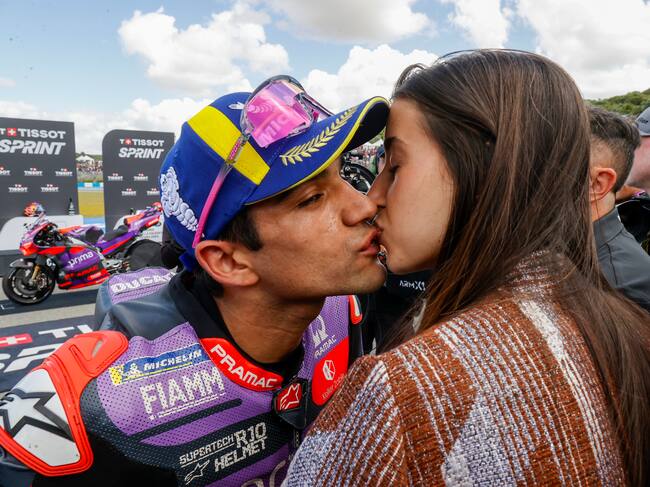 El piloto español de MotoGP Jorge Martín, del equipo Prima Pramac Racing, besa a su novia tras la carrera sprint de MotoGP durante el Gran Premio de España de motociclismo este sábado en Jerez EFE/ Román Ríos