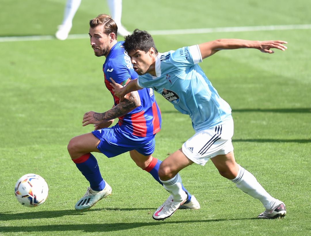 Sergio Enrich del Eibar contra Néstor Araujo del Celta Vigo en la Jornada 1 de Liga 2020. 