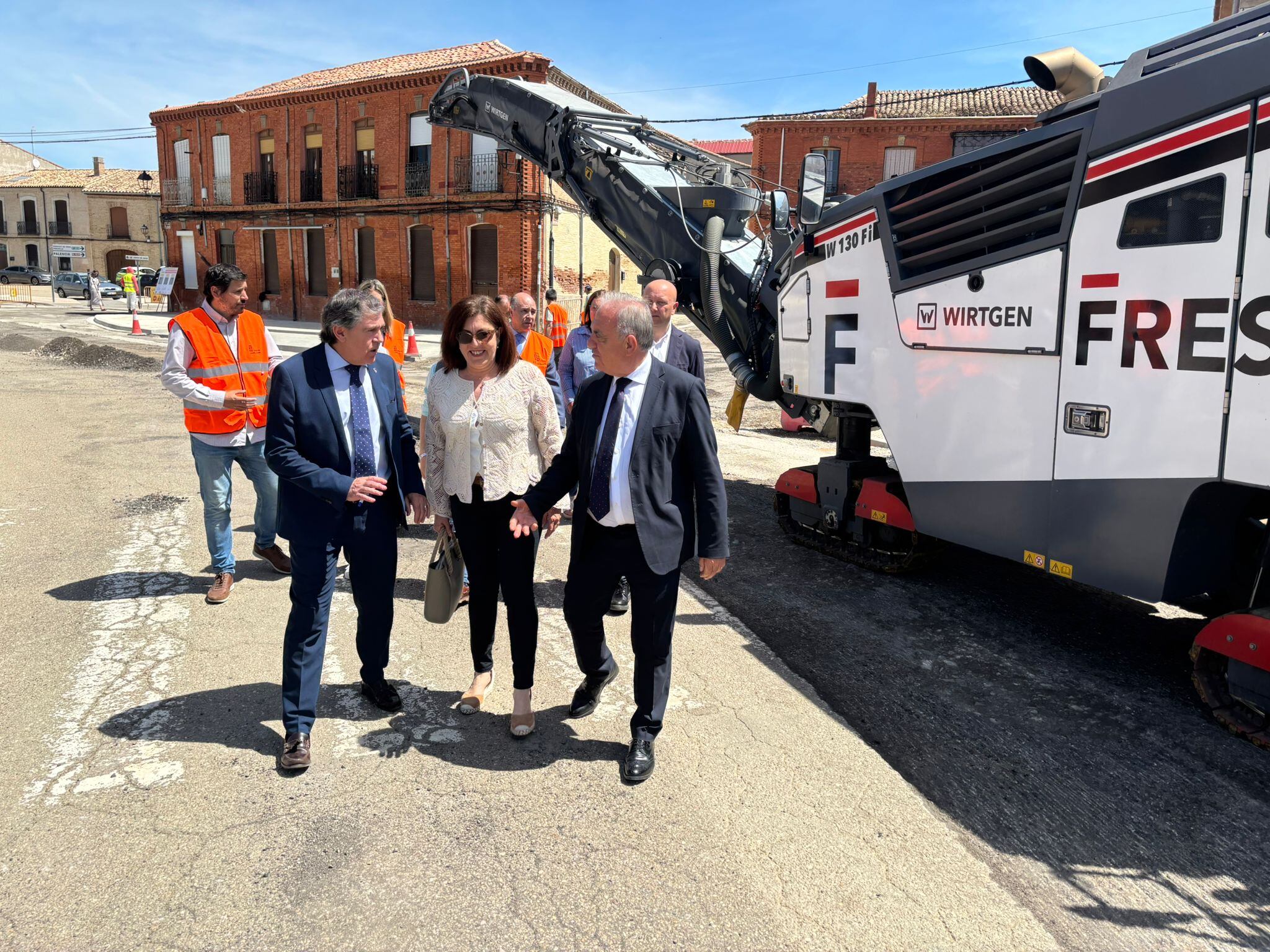 El director general de Carreteras e Infraestructuras, Jesús Puerta, ha visitado el inicio de las obras en Villarramiel
