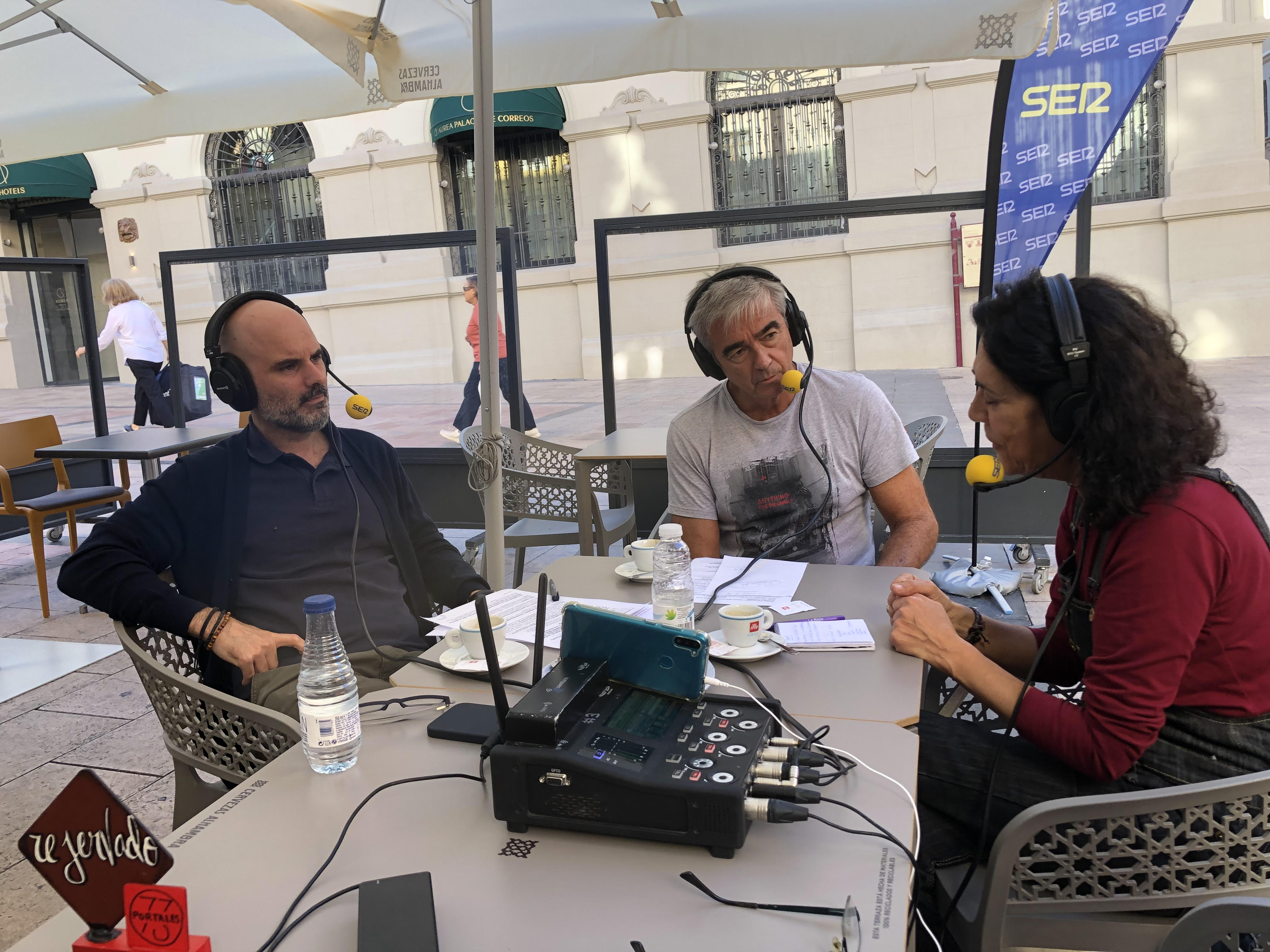 Carles Francino con los filósofos José Carlos Ruiz y Marina Rodríguez, en la plaza de San Agustín en Logroño.