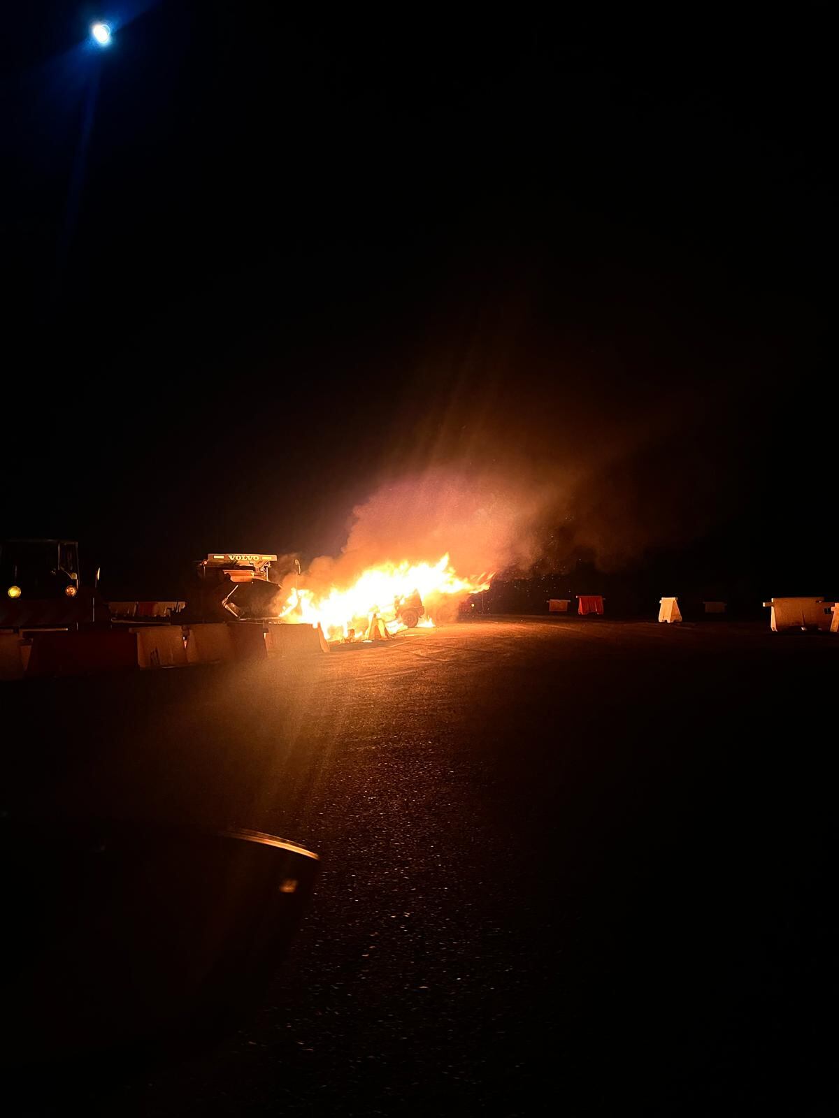 Vehículo ardiendo en el accidente de la A-306.